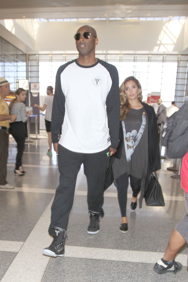 Kobe Bryant arrives at LAX airport with wife Vanessa Bryant